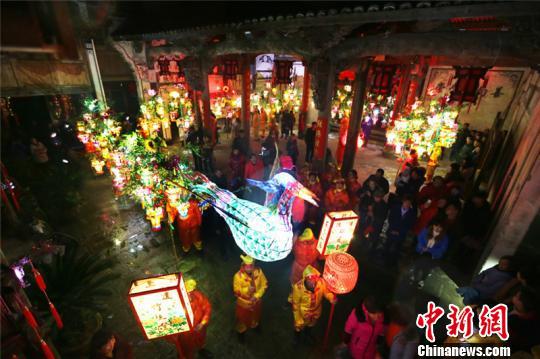 浙江浦江后陽(yáng)竹絲燈會(huì)，村民舉燈舞動(dòng)，展示出各種別致的造型 吳小杭 攝