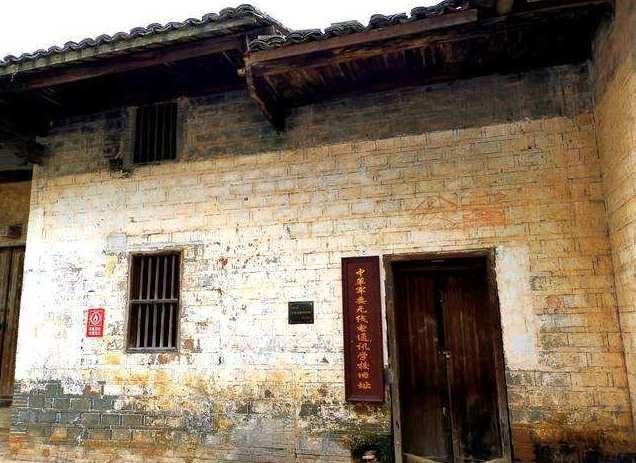 他姓張，浙江人，105歲；迄今為止，他是張姓最長壽開國將軍